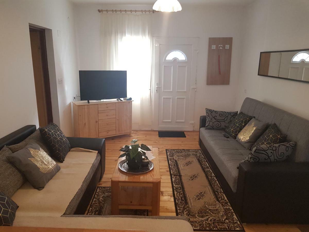 Apartmani Andrej Udbina Exterior foto